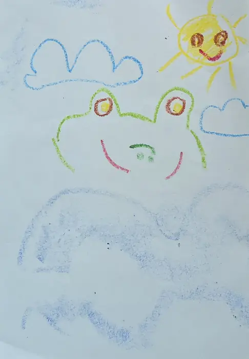 Žabka vykukuje z vody, nad ní mráček a sluníčko